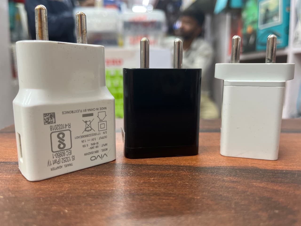2.4 AMPERE MIX BRAND CHARGER IN POLY PACKING. image 2