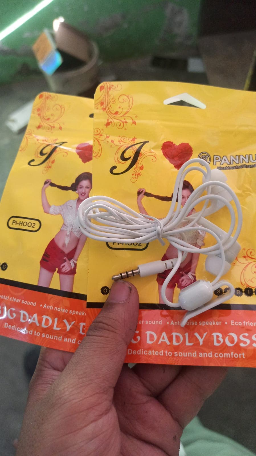 In ear wired earphones with a 3.5mm jack image 2